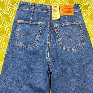 NOT JUST FOR MOMS! 🍑 26x29 High waisted tapered hidden pocket Levi’s jeans